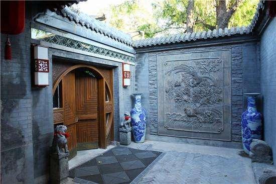 北京能住四合院的人,是怎么样的人物多豪?去他家的私人车库逛一