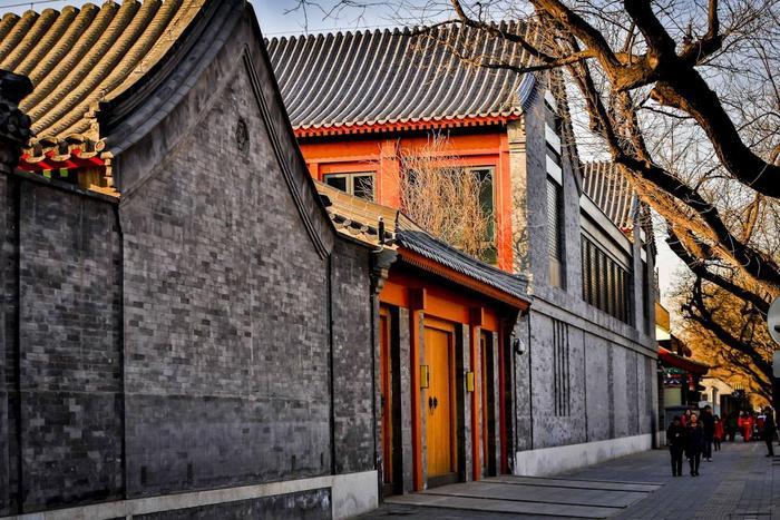 北京能住四合院的人,是怎么样的人物多豪?去他家的私人车库逛一