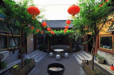 北京能住四合院的人,是怎么样的人物多豪?去他家的私人车库逛一