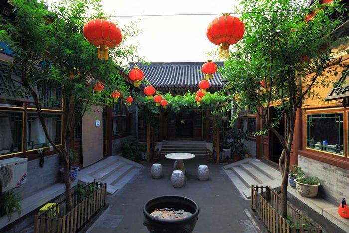 北京能住四合院的人,是怎么样的人物多豪?去他家的私人车库逛一