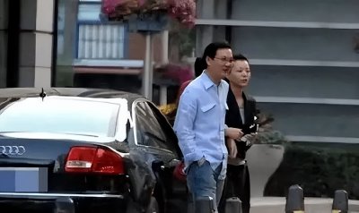 董卿和老公合体,她挽老公手变小女人,密春雷戴眼镜文质彬彬