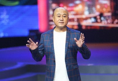 方清平夫妻二人罕见同台,自称老婆长得丑配不上自己,真是敢讲