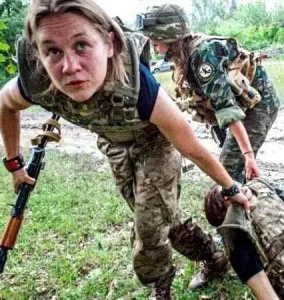 乌军女兵沦为指挥官玩物:要么陪睡,要么眼睁睁看老公去死