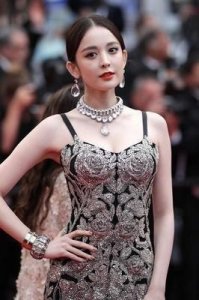 古力娜扎深夜直播跳舞 跳一半胸口纽扣崩开,真以为没男粉?