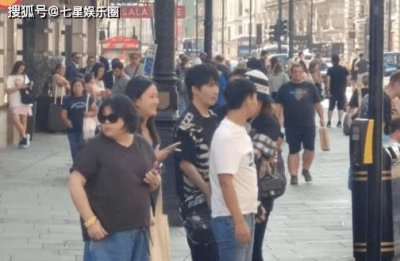 40岁大张伟现身伦敦,眼神不离娇妻,刘迎正脸曝光,圆润有气质