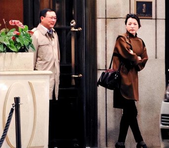 ​董卿和老公罕见同框！董卿秒变小女人，老公文质彬彬像读书人！