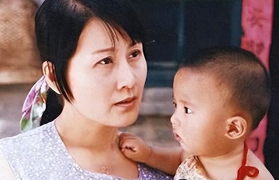 张凯丽:34岁嫁给作家,和丈夫相爱26年,却从不让女儿喊她妈妈