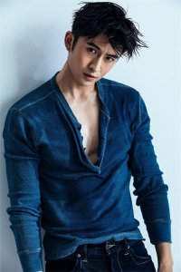 ​张云龙湿发写真小露性感  上演又A又撩