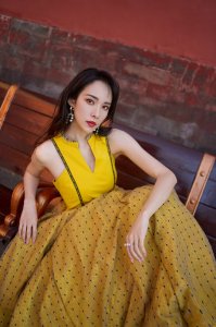 ​演员阳蕾最新写真释出 娇艳如阳令人怦然心动