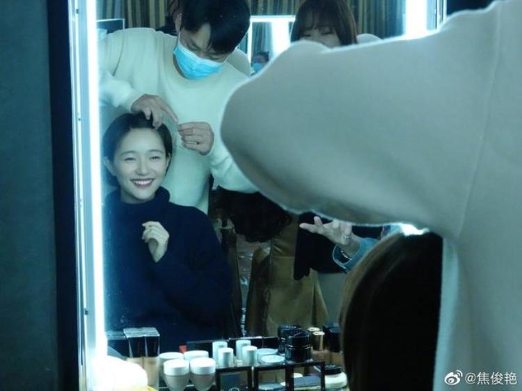 焦俊艳走红毯「焦俊艳晒工作照剧组庆生穿高领衫露齿灿笑大龄剩女被父母催婚」