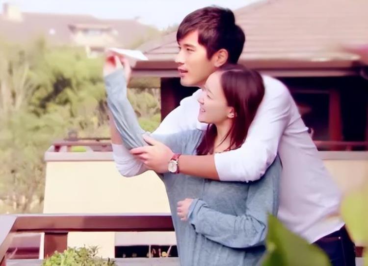 焦俊艳走红毯「焦俊艳晒工作照剧组庆生穿高领衫露齿灿笑大龄剩女被父母催婚」