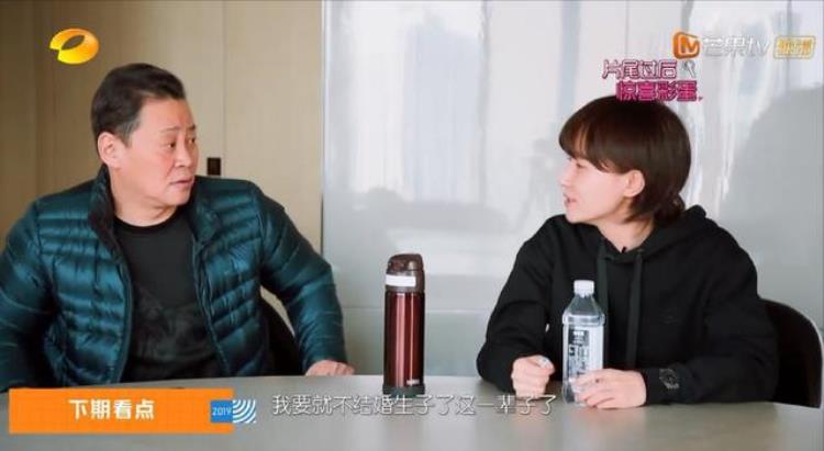 焦俊艳走红毯「焦俊艳晒工作照剧组庆生穿高领衫露齿灿笑大龄剩女被父母催婚」