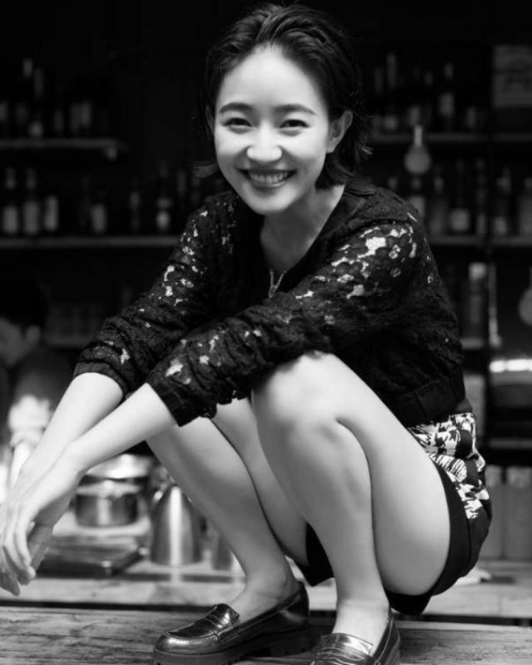 焦俊艳走红毯「焦俊艳晒工作照剧组庆生穿高领衫露齿灿笑大龄剩女被父母催婚」