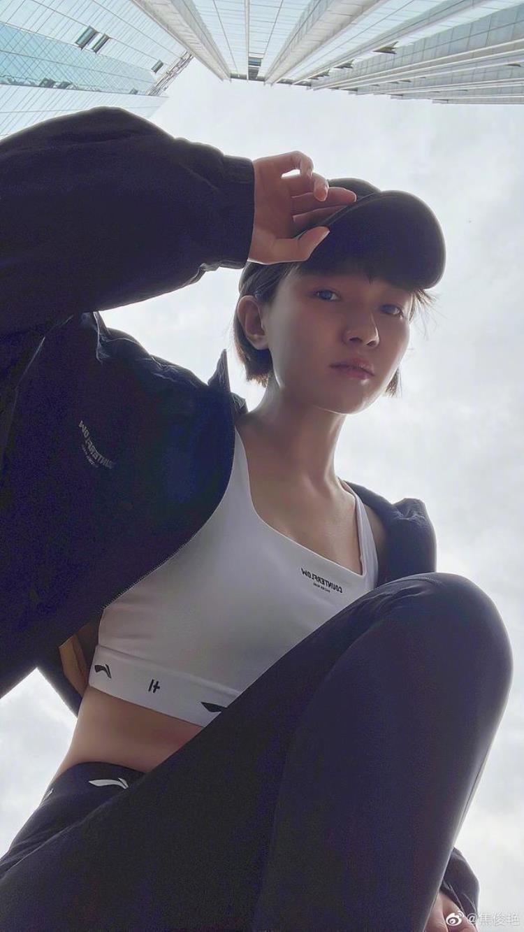 焦俊艳走红毯「焦俊艳晒工作照剧组庆生穿高领衫露齿灿笑大龄剩女被父母催婚」