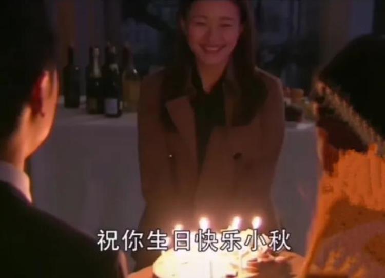 焦俊艳走红毯「焦俊艳晒工作照剧组庆生穿高领衫露齿灿笑大龄剩女被父母催婚」