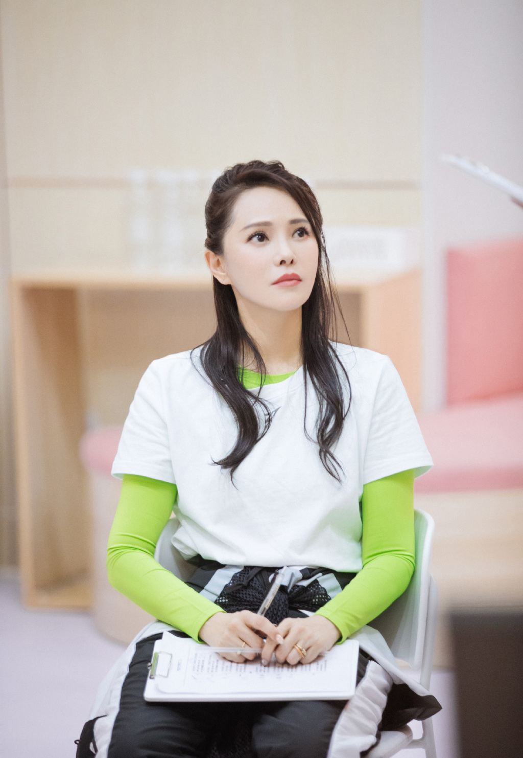 伊能静个人资料简历新闻(54岁女星伊能静疑婚变!暂居美国与秦昊分居,晒落泪照表情伤神)