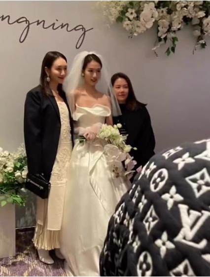 王鸥参加妹妹婚礼照曝光！打扮低调全程操劳，妹妹五官精致颜值高(1)