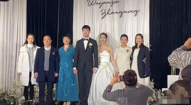 王鸥参加妹妹婚礼照曝光！打扮低调全程操劳，妹妹五官精致颜值高(2)