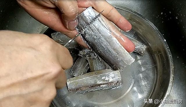 糖醋带鱼做法鲜美可口(教你糖醋带鱼的家常做法)(4)