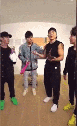 万人围观周杰伦入行20年直播首秀(周杰伦直播几十位明星)(13)