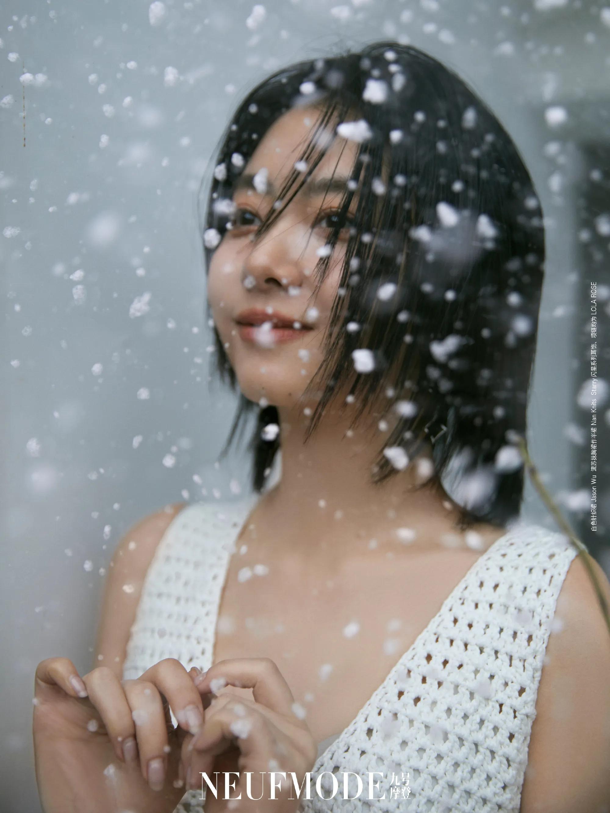 谭松韵飘雪情书大片 穿白色镂空长裙清冷又性感 纯欲风拉满