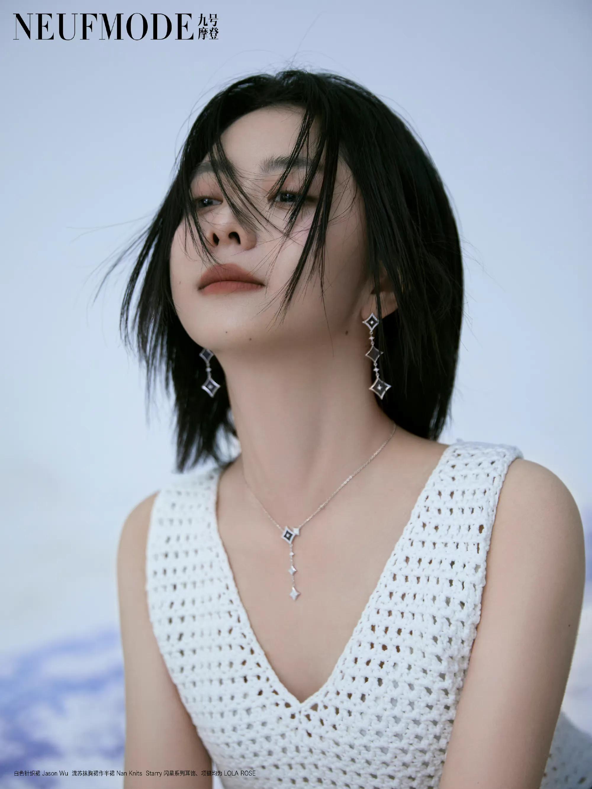 谭松韵飘雪情书大片 穿白色镂空长裙清冷又性感 纯欲风拉满