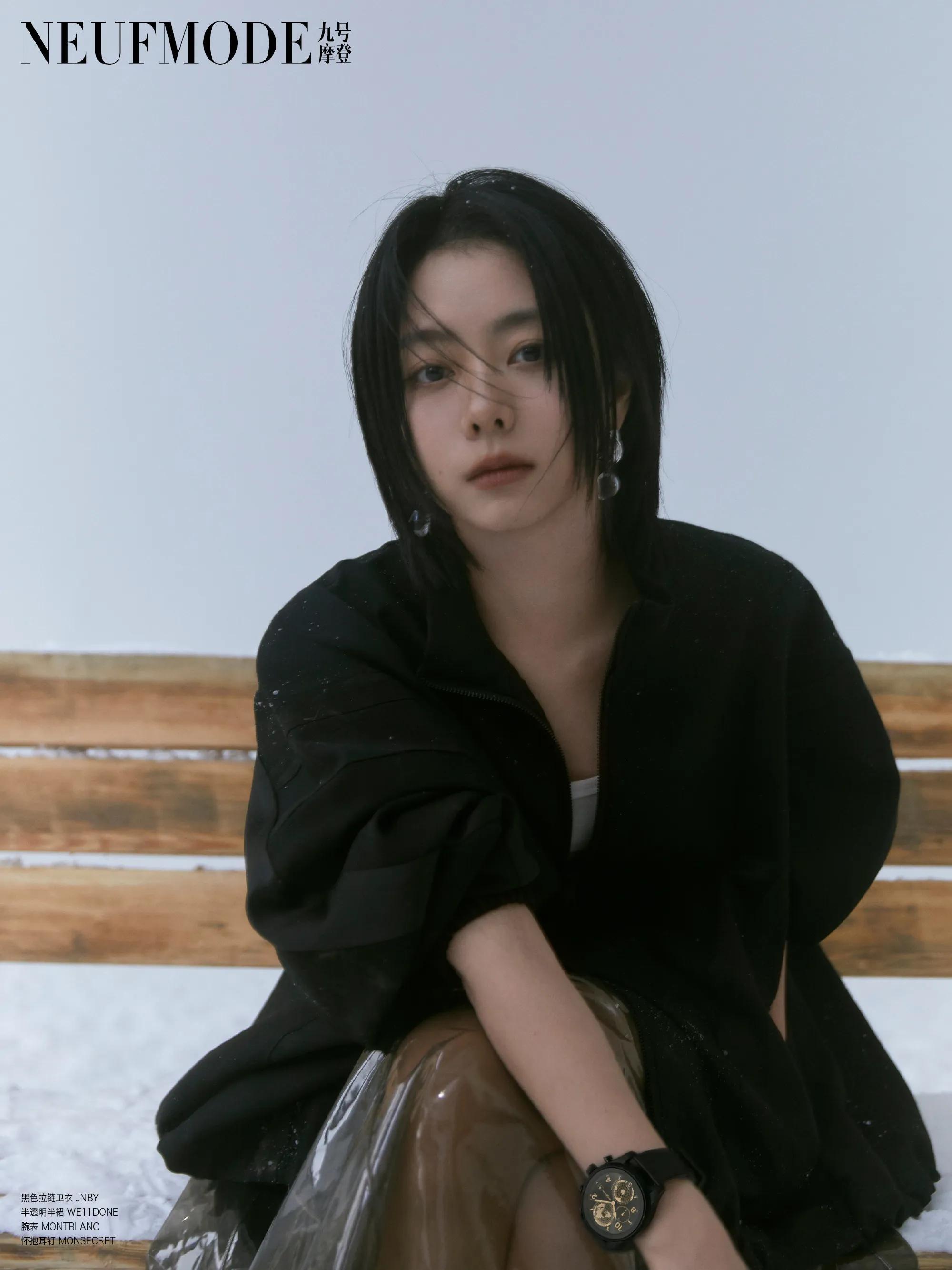 谭松韵飘雪情书大片 穿白色镂空长裙清冷又性感 纯欲风拉满