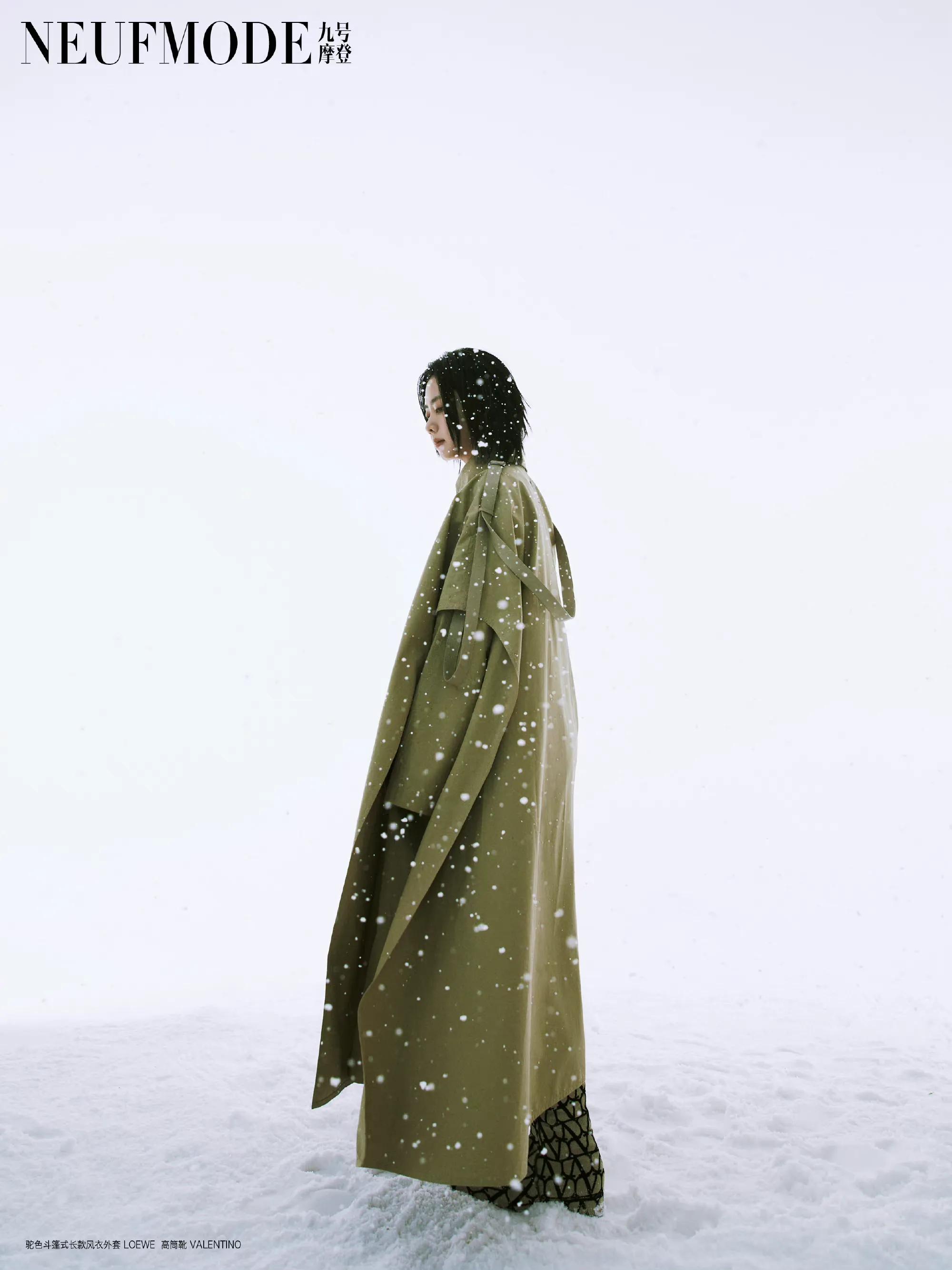 谭松韵飘雪情书大片 穿白色镂空长裙清冷又性感 纯欲风拉满