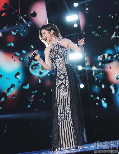 邓紫棋大秀紧身衣 身材纤细无敌