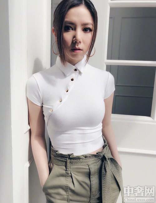 邓紫棋大秀紧身衣 身材纤细无敌