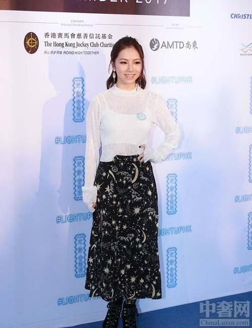 邓紫棋大秀紧身衣 身材纤细无敌