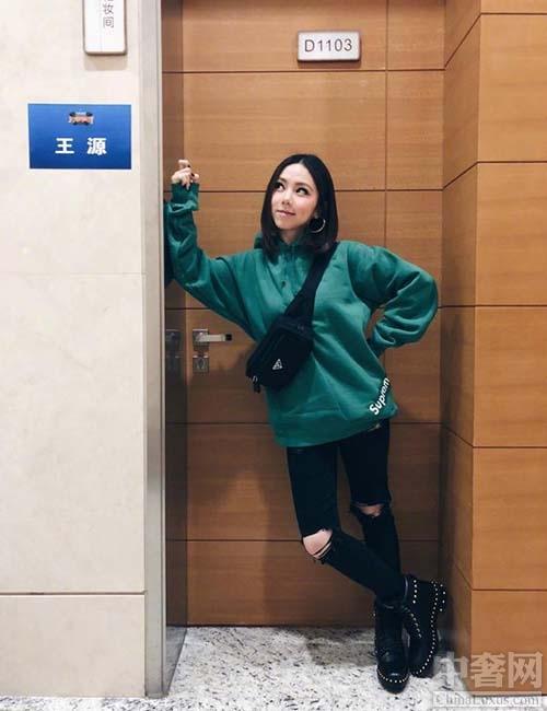 邓紫棋大秀紧身衣 身材纤细无敌