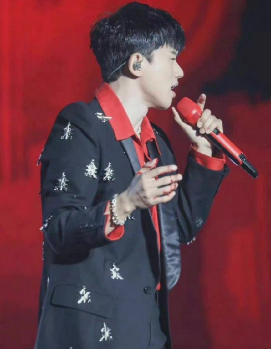 张杰带伤现身机场，手上缠纱布不时看伤口，工作10小时忙赚奶粉钱