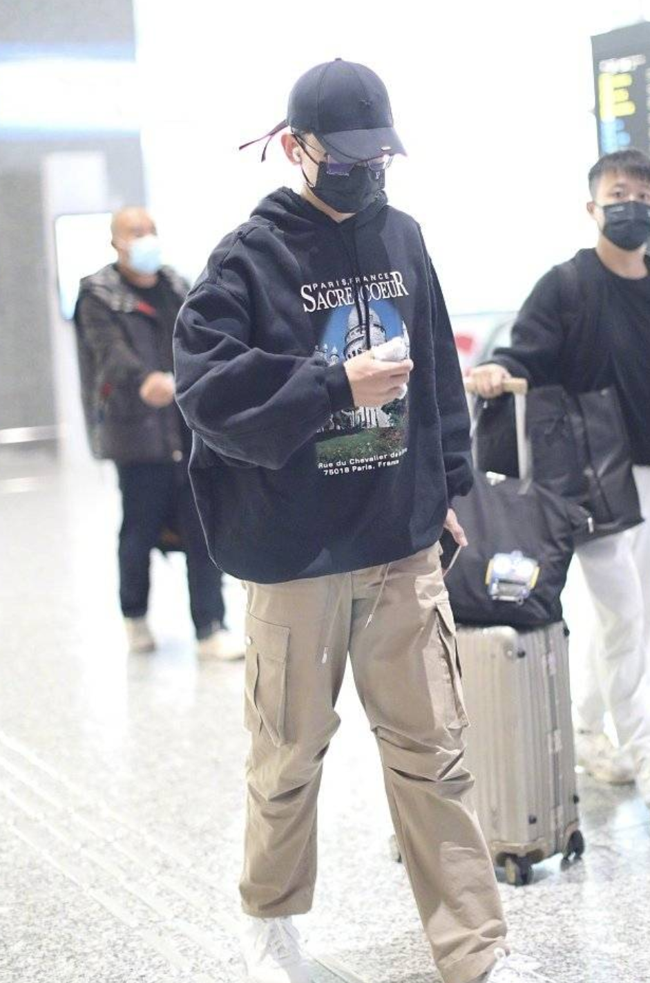 张杰带伤现身机场，手上缠纱布不时看伤口，工作10小时忙赚奶粉钱