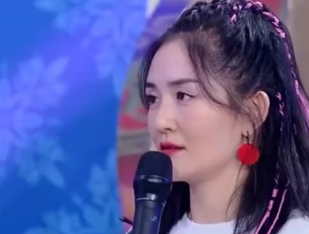 张杰带伤现身机场，手上缠纱布不时看伤口，工作10小时忙赚奶粉钱