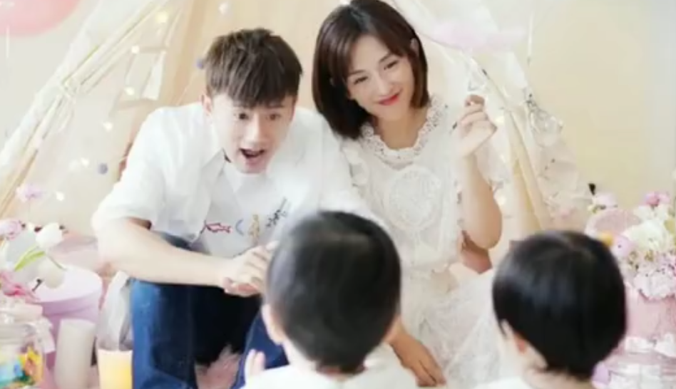 张杰带伤现身机场，手上缠纱布不时看伤口，工作10小时忙赚奶粉钱