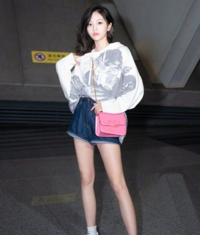 吴宣仪机场修图照曝光，24岁的年纪34岁的脸，状态让人看愣