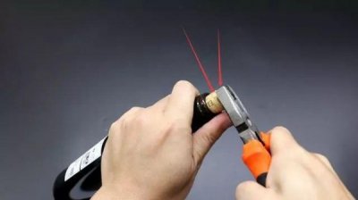 ​半瓶红酒不拔塞子怎么喝到？红酒喝不完瓶塞怎么塞回去