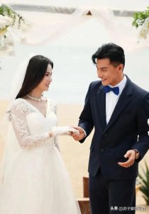 ​娱乐圈的惊喜，李若彤贺刚居然结婚了，网友感叹真爱无敌。