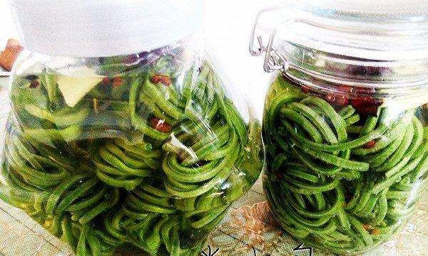 腌的酸豆角怎么有层白怎么办,泡酸豆角为什么上面会有白白的怎么办图3