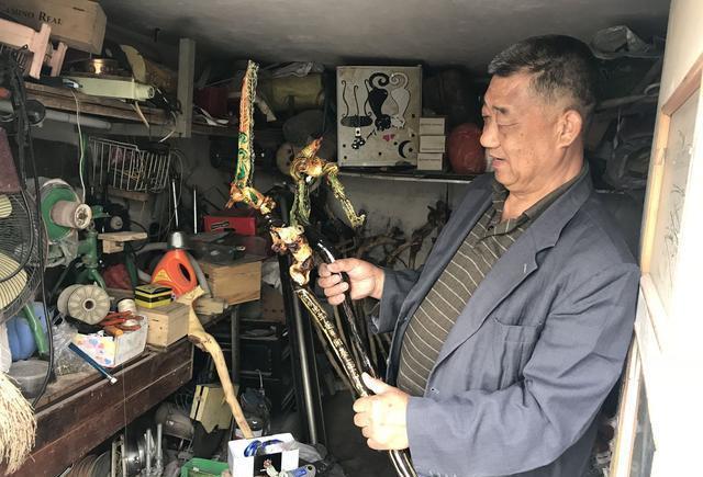 69岁的莱西陈兆吉老人制作形态各异拐杖 免费赠送给老人