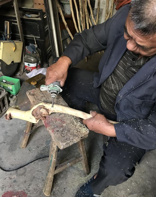 69岁的莱西陈兆吉老人制作形态各异拐杖 免费赠送给老人