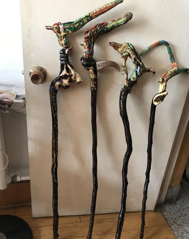 69岁的莱西陈兆吉老人制作形态各异拐杖 免费赠送给老人