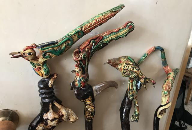 69岁的莱西陈兆吉老人制作形态各异拐杖 免费赠送给老人