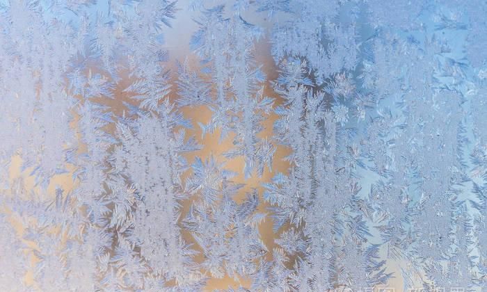 北方的冬天为什么窗户会裂