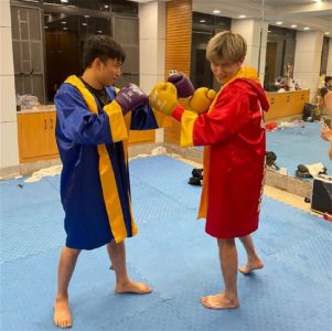 ​耀扬真男人！把祖师爷打趴后自己也吐了，坚持领奖后被推车送走