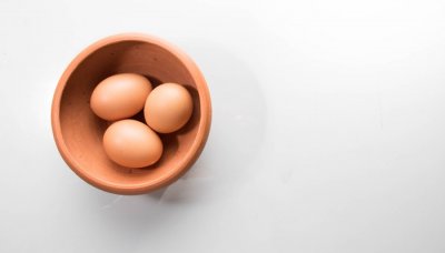 ​凉水冲鸡蛋的原理