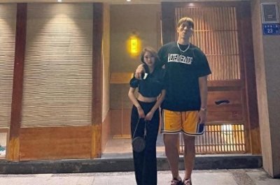 ​中国野球第一中锋，打不了CBA照样吸金百万，女友长相漂亮
