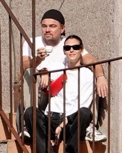 ​小李子和26岁超模女友罗马度假 享受户外日光浴