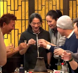 ​陈羽凡与小18岁女友再婚？二人出席高旗生日宴，女方晒无名指钻戒